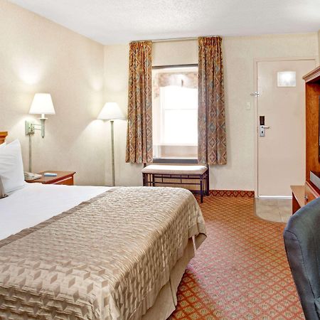 Ramada By Wyndham West Memphis Hotel Екстериор снимка