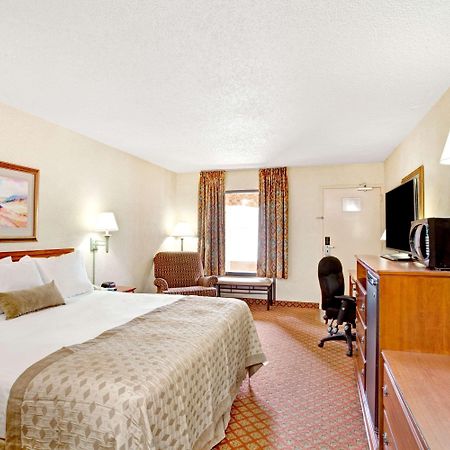 Ramada By Wyndham West Memphis Hotel Екстериор снимка