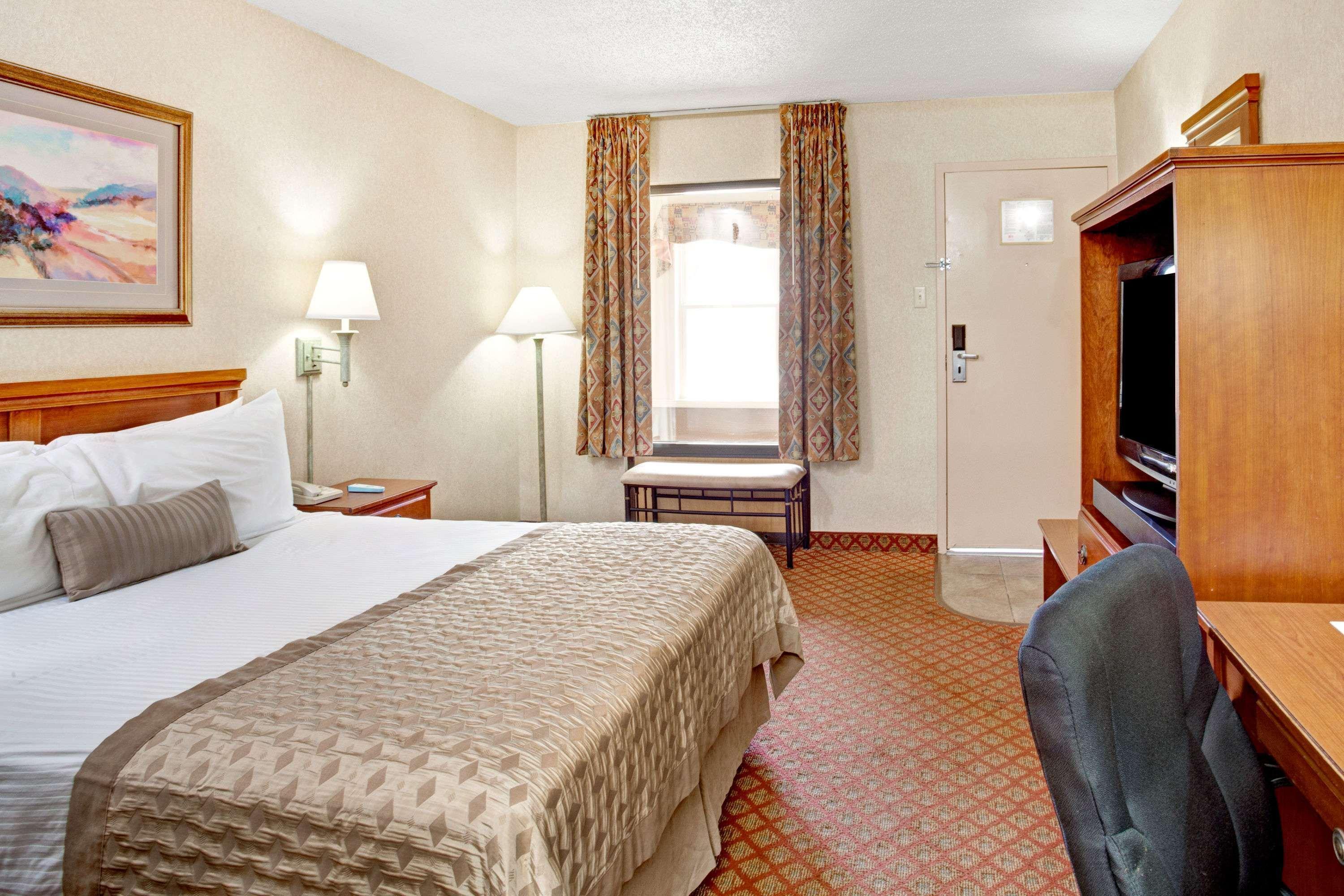Ramada By Wyndham West Memphis Hotel Екстериор снимка