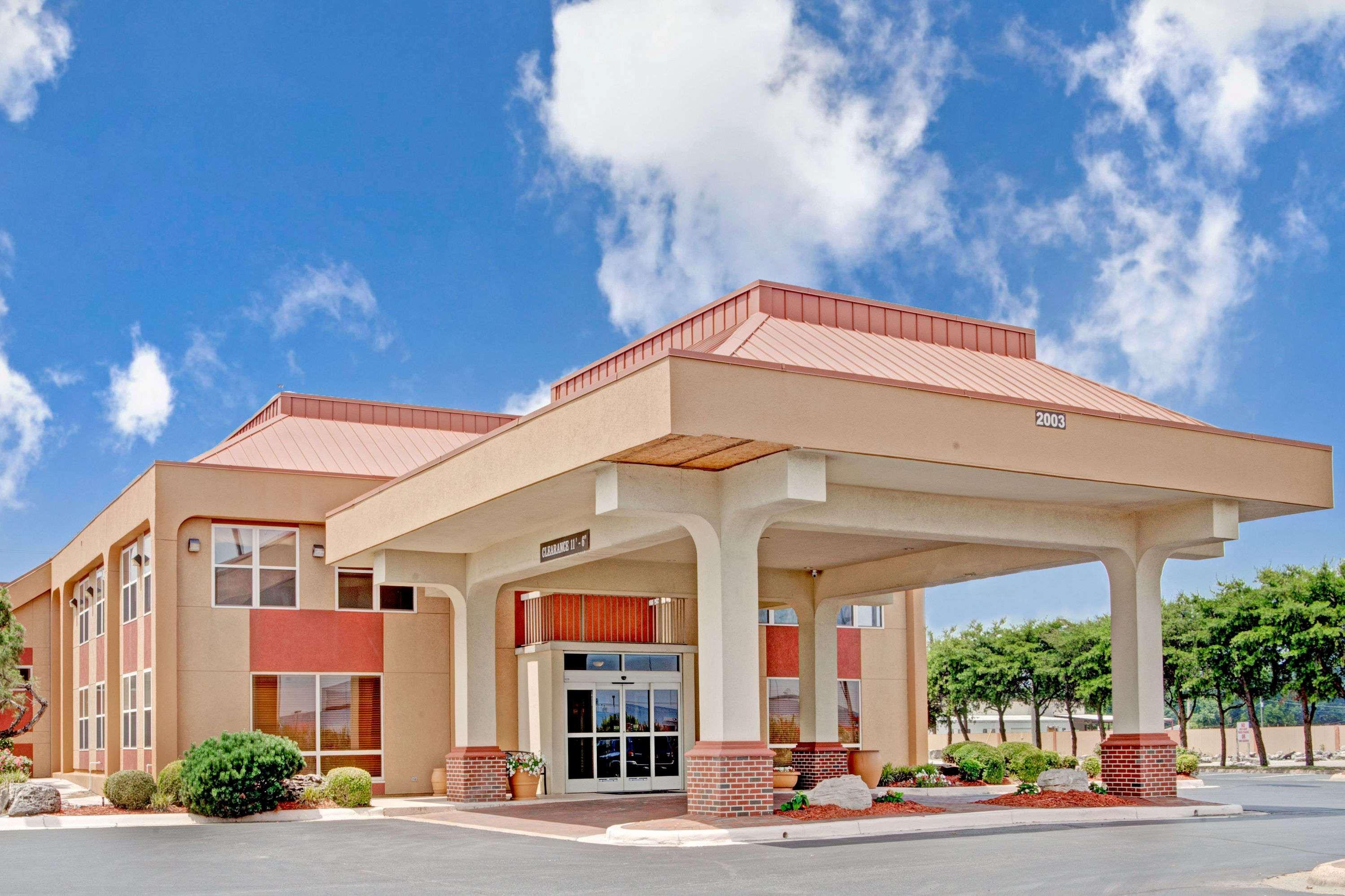 Ramada By Wyndham West Memphis Hotel Екстериор снимка