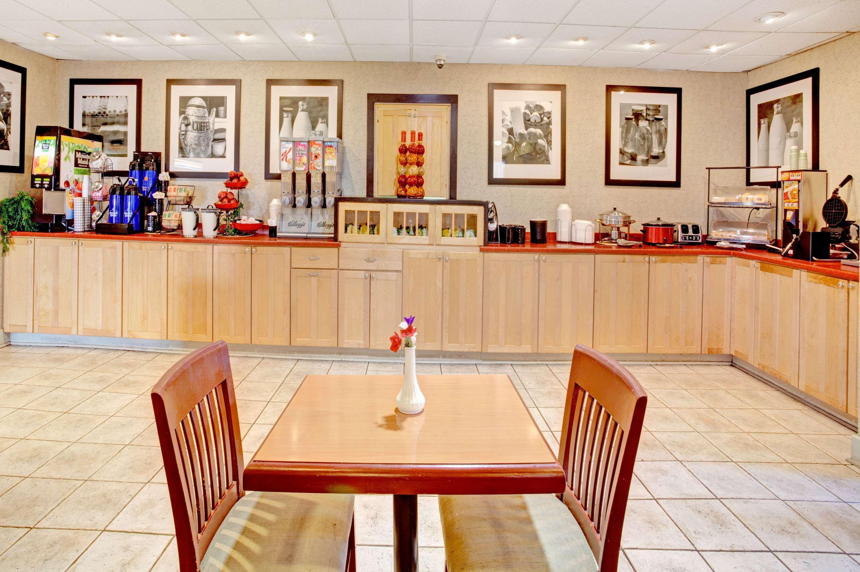 Ramada By Wyndham West Memphis Hotel Екстериор снимка