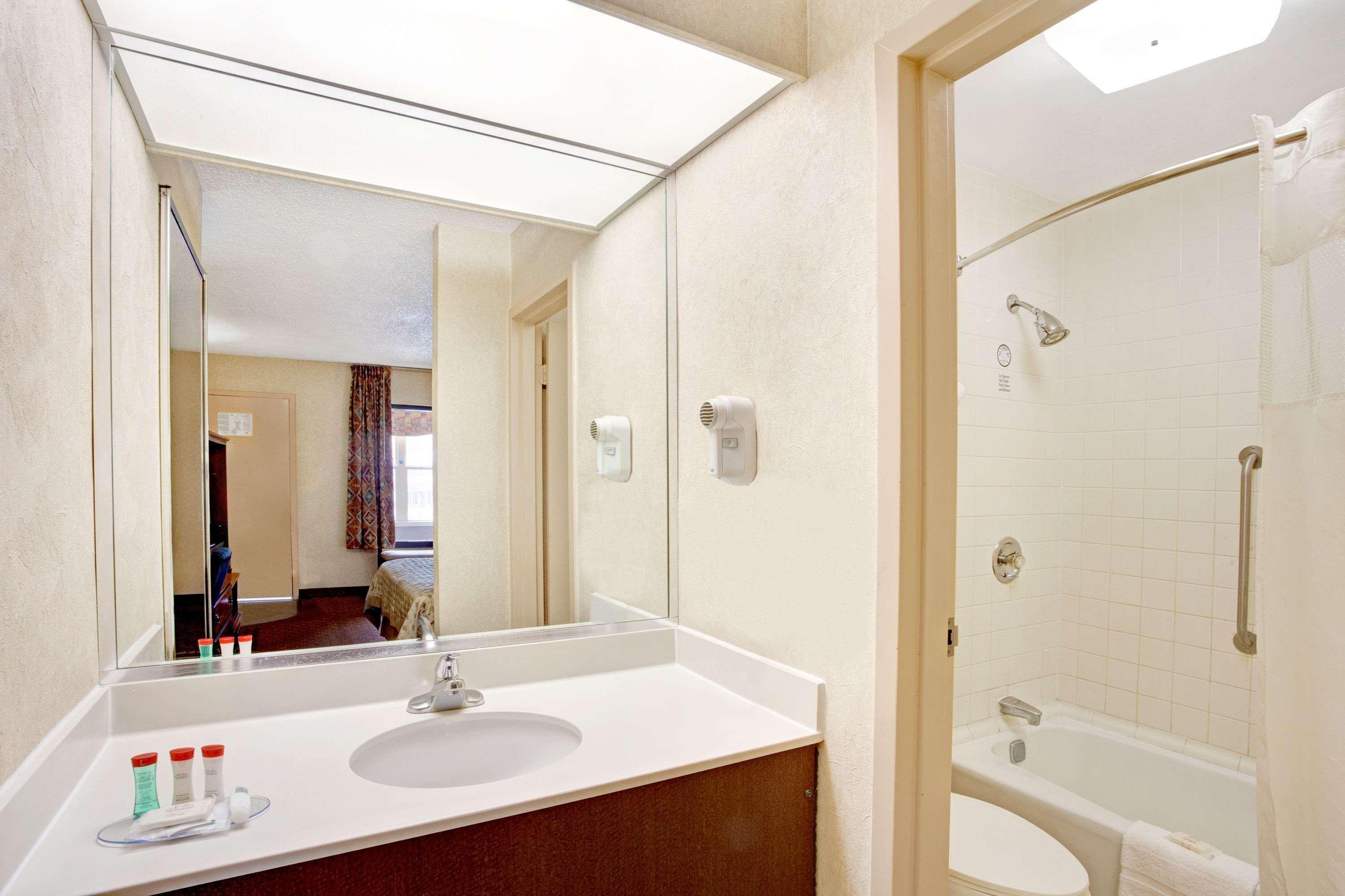 Ramada By Wyndham West Memphis Hotel Екстериор снимка