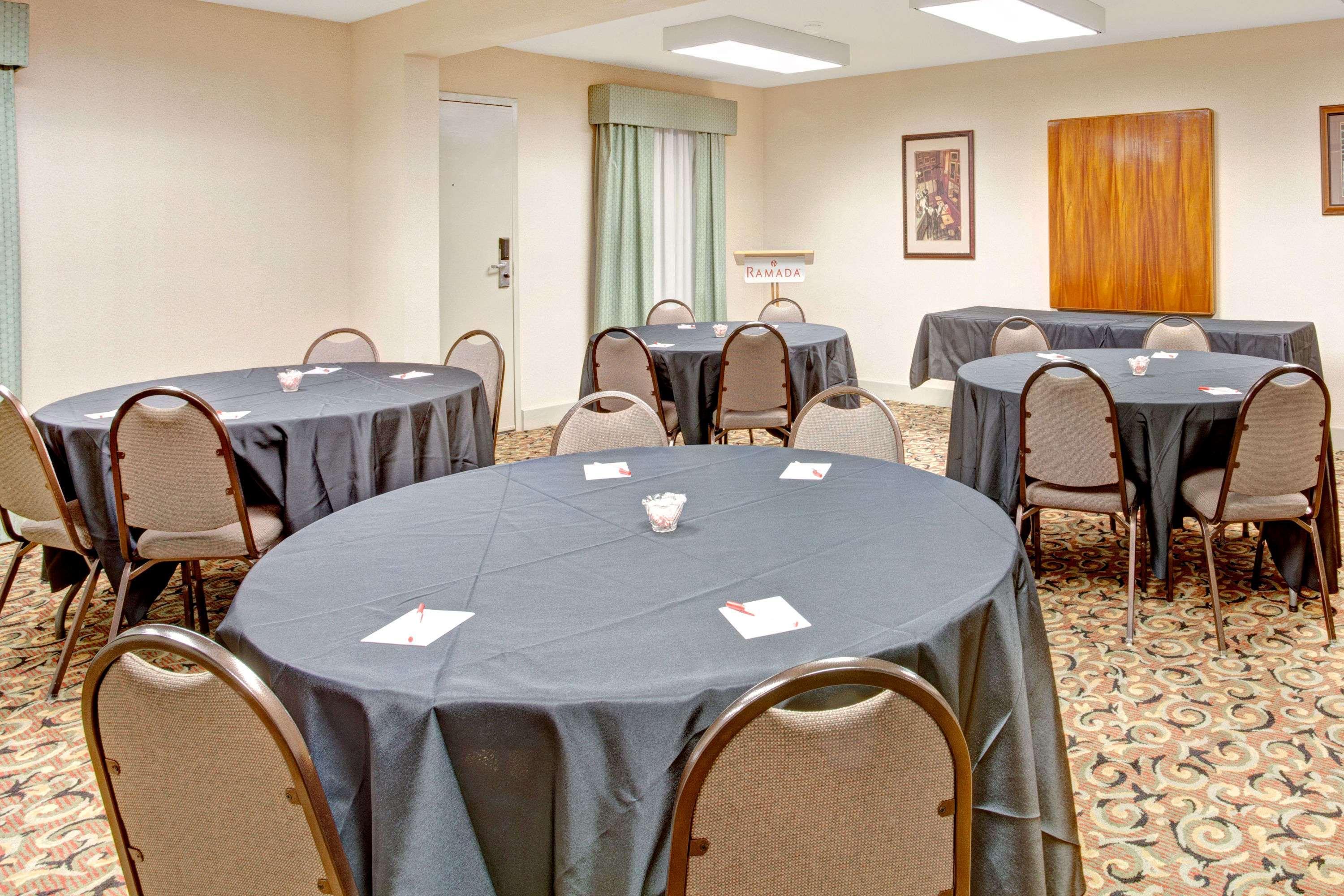 Ramada By Wyndham West Memphis Hotel Екстериор снимка