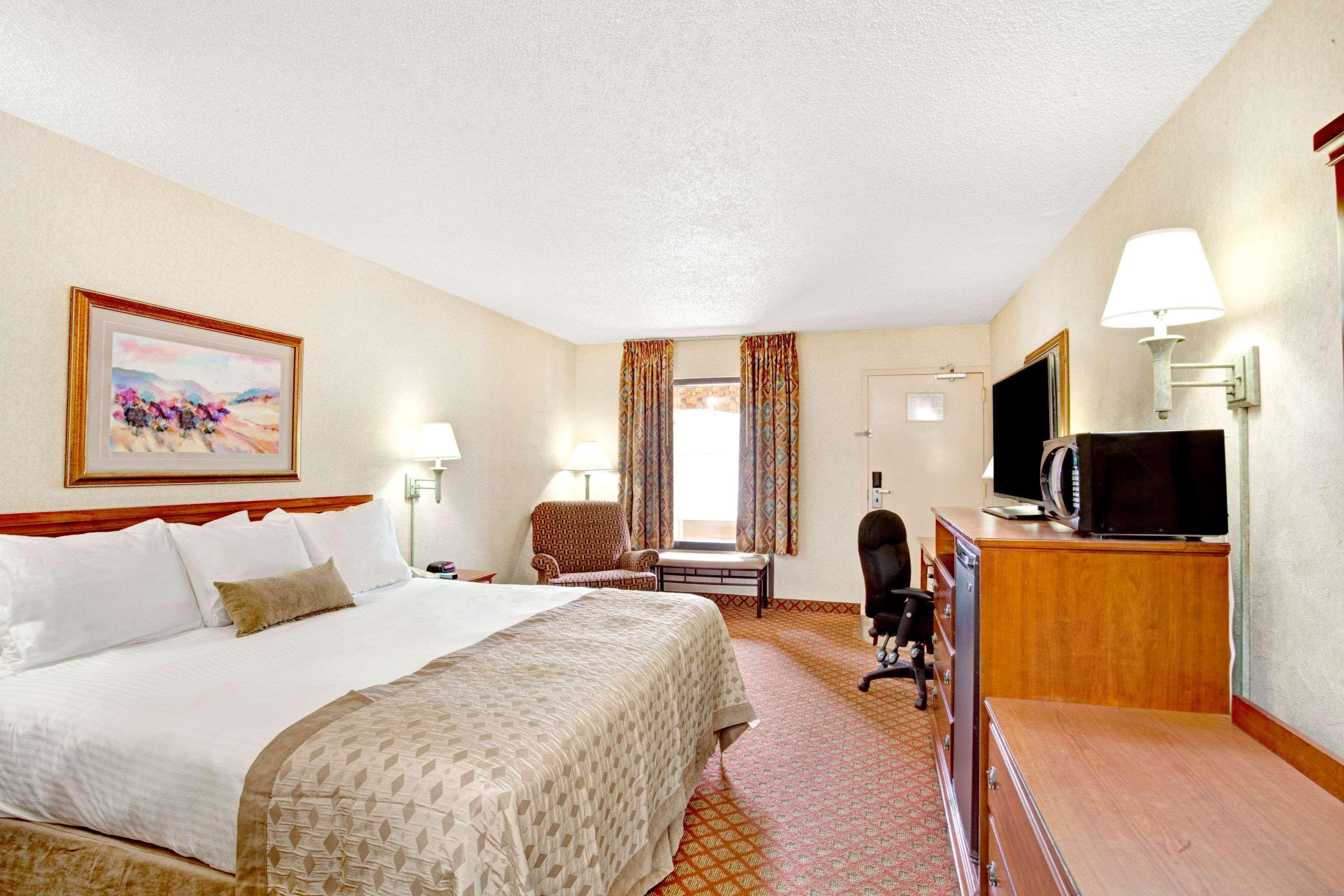 Ramada By Wyndham West Memphis Hotel Екстериор снимка