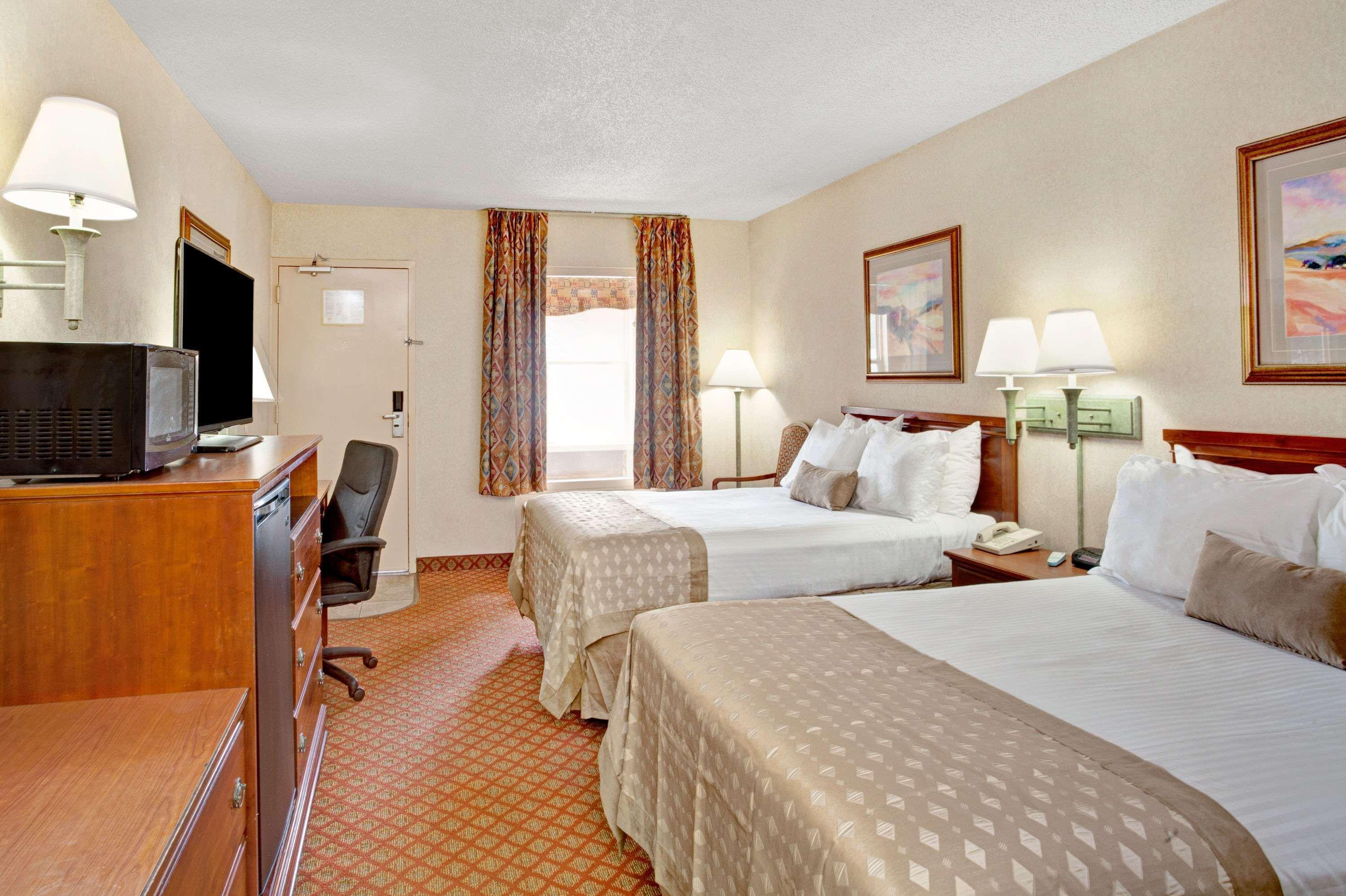 Ramada By Wyndham West Memphis Hotel Екстериор снимка