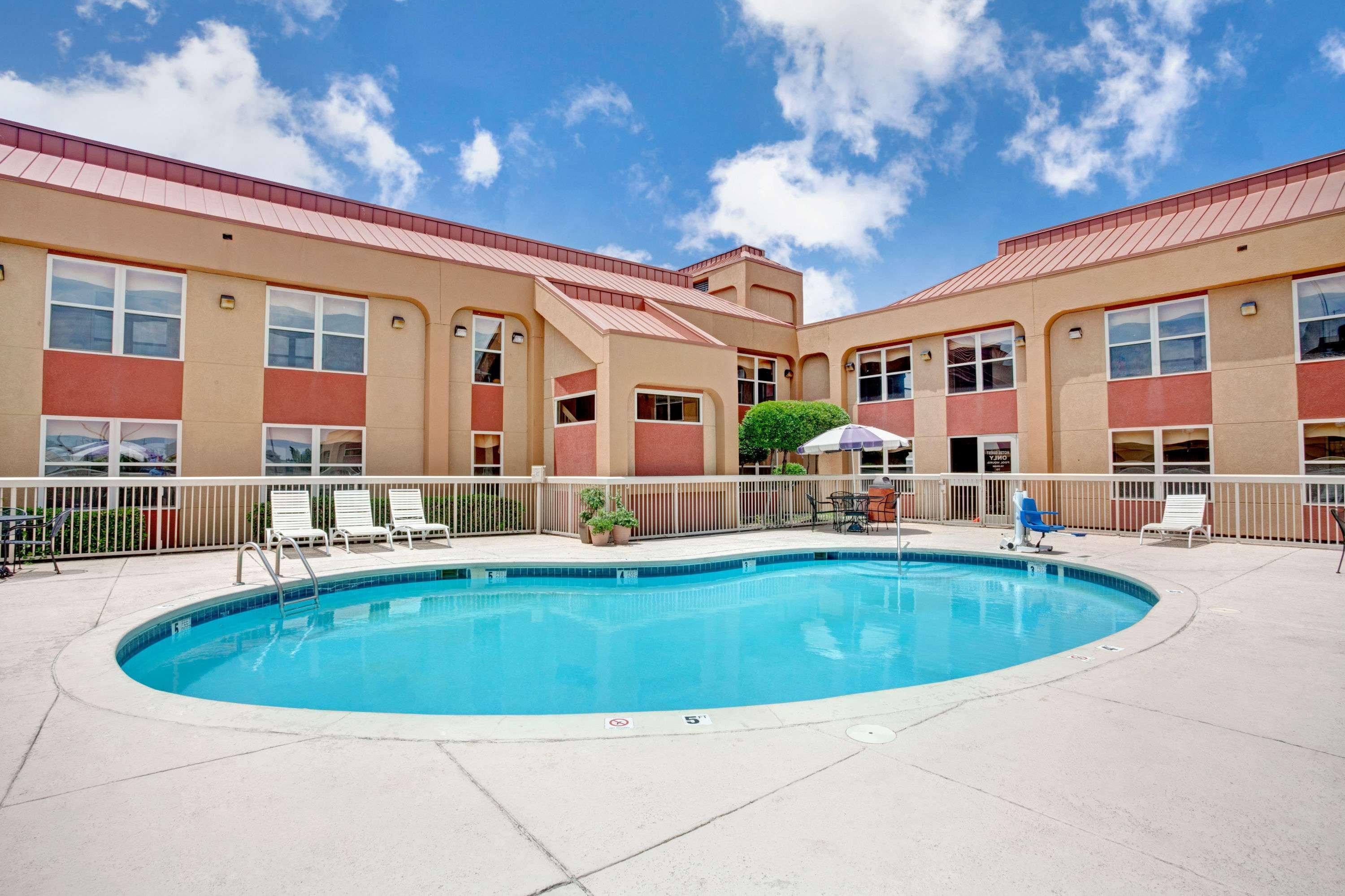 Ramada By Wyndham West Memphis Hotel Екстериор снимка