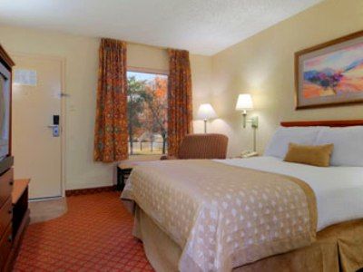 Ramada By Wyndham West Memphis Hotel Стая снимка